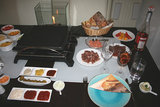Raclette_4(2).jpg (131.64 KiB) 3574 mal betrachtet Zutaten und Dipsaucen: Schweinefilet und Rinderfilet in einer Marinade aus Olivenöl, Knoblauch und Kräutern der Provence eingelegt, Schrimps, Paprika, Aioli, Gewürzketchup, Zigeunersauce, Knoblauch-Kräuter-Sauce, Currysauce, australische Barbecuesauce, Basilikum-Feta-Creme, Paprika-Chili-Feta-Creme