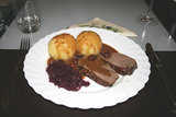 Hirschbraten(2).jpg (100.61 KiB) 2606 mal betrachtet Hirschbraten von der Schulter mit Cranberries, Kartoffelkößen und Rotkohl