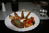 Roastbeef Toskana garniert mit Rosmarinsprossen an gebackenen Kartoffelecken und mediterranener Ratatouille