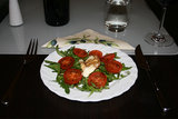 dazu Tomate-(Büffel-)Mozarella auf Ruccola mit Chianti-Olivenöl und Aceto Balsamico di Modena