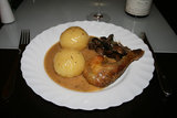 Exzellent: Keule vom Perlhuhn an Pilzfüllung und Kartoffelklößen mit Saure-Sahne-Sauce