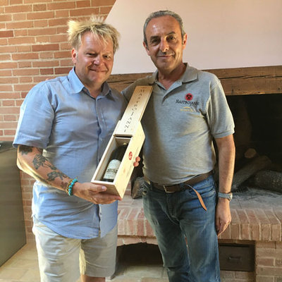 Andrea Machetti, der Direktor von „Mastrojanni” überreicht mir einen Brunello 1985 als Geschenk