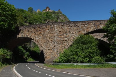 21 Viadukt Altenahr Burg Are.JPG