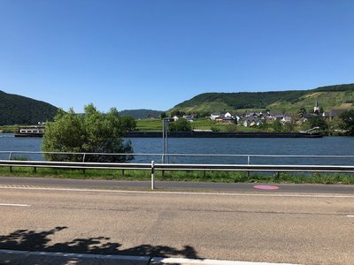 100 Meter lange Schiffe auf dem kleinen Fluss Mosel - besser nicht am Steuerrad einschlafen und das Schiff querstellen!