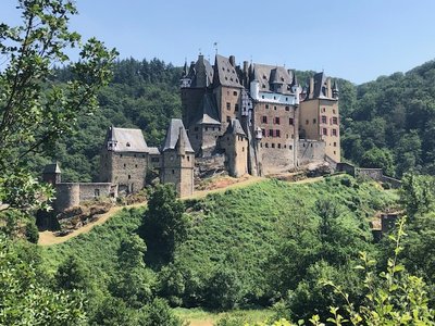 Wanderung an die Burg Eltz bei 36 Grad - puh!<br />Eiskaffee auf der Burgterasse genossen!