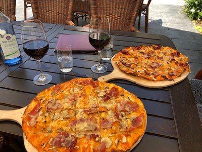 Mittagessen im Kloster Marienthal, sehr leckere Flammkuchen!<br />Im Glas Spätburgunder &quot;Hand in Hand&quot; (Gemeinsamprojekt Meyer-Näkel und Klumpp). Richtig Schwarzbeerig (Brombeeren, Heidelbeeren, schwarze Kirschen), dichter Konzentrierter SB mit feinen Kräuternoten.