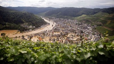1627038661803,flut-in-ahrweiler-so-gross-ist-der-schaden-106.jpg (64.37 KiB) 4094 mal betrachtet https://www.deutschlandfunk.de/ahrwinzer-ueber-hochwasserschaeden-keine-flasche-kein-fass.694.de.html?dram:article_id=501038