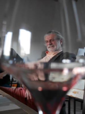 Francesco Illy durchs Weinglas fotografiert ©Rneate Haslinger